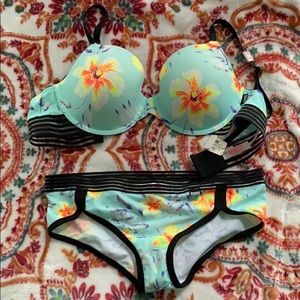 PINK Victoria’s Secret Lightly Lined Bra Set